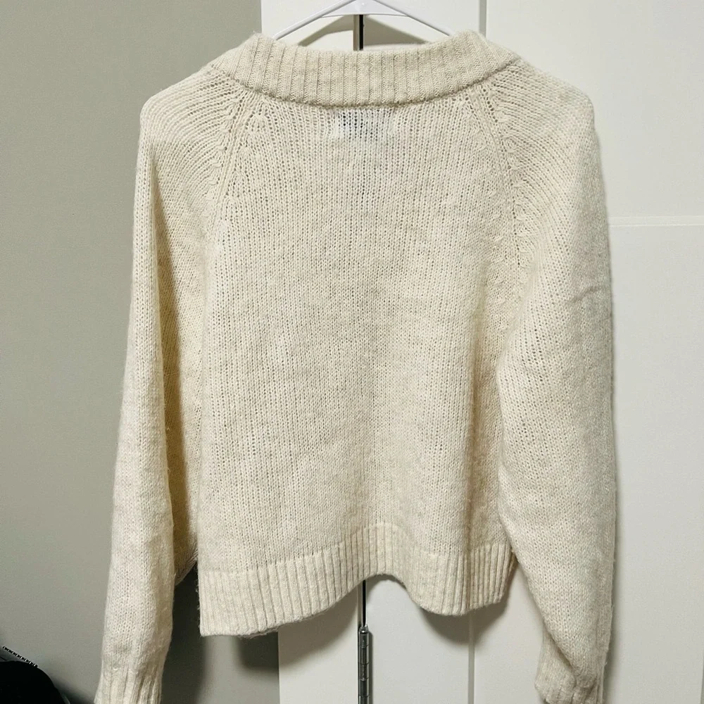 Old Navy Women's V-Neck Cream Sweater